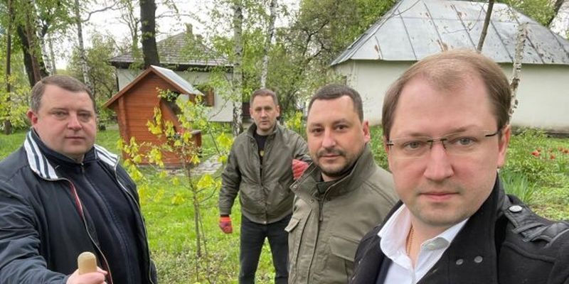 Министр Руслан Стрелец с коллегами из Госэкоинспекции высадили молодые дубы на Приорке