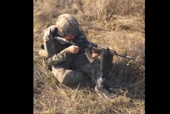 Разведчик ВСУ, потерявший в боях ногу, отстреливается с помощью протеза
