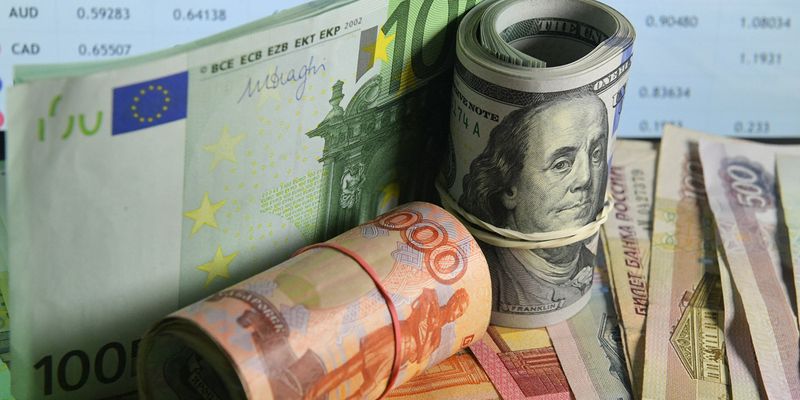 Власти России объявили войну доллару: за месяц продадут около $40 млрд из международных резервов