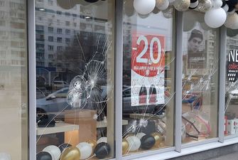 Невідомі обстріляли магазин на проспекті Перемоги в Києві