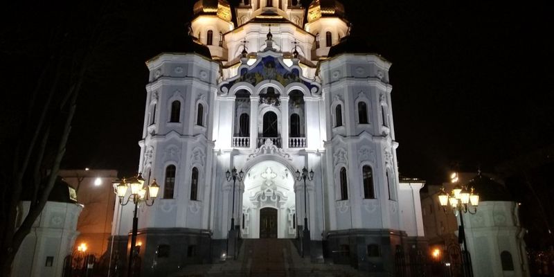 Разбрасывал иконы: В Харькове в храме мужчина устроил погром