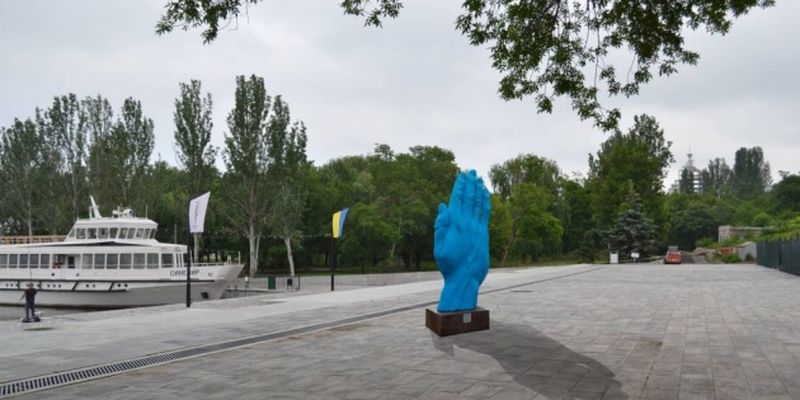 Скульптура "синяя рука" переехала из Киева в Николаев