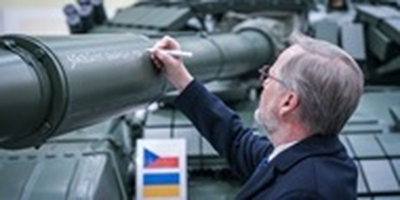 Чехия готовится передать Украине партию танков, один из них - с автографом