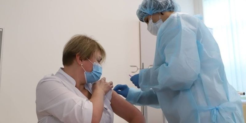 Первыми в Киеве вакцинировали 30 медиков мобильных бригад и Александровской больницы