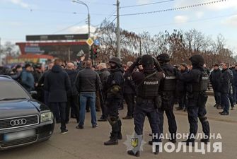 Сутички на "Барабашова": невідомі застосували піротехніку та сльозогінний газ - поліція
