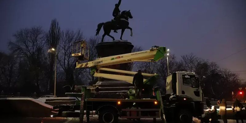 В Киеве начали демонтаж памятника Щорсу
