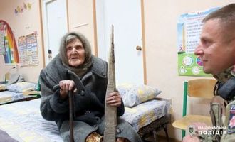 Истории, доведшие страну до слез: 98-летняя бабушка и 88-летний дедушка пешком вышли из оккупации в Очеретино