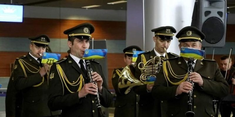 В аэропортах Украины защитников ДАП почтили выступлениями оркестров