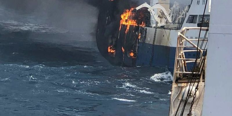 З молодими курсантами на борту: українське судно в Африці затонуло після пожежі