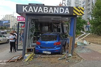 В Киеве автомобиль въехал в кафе на остановке общественного транспорта, есть пострадавшие