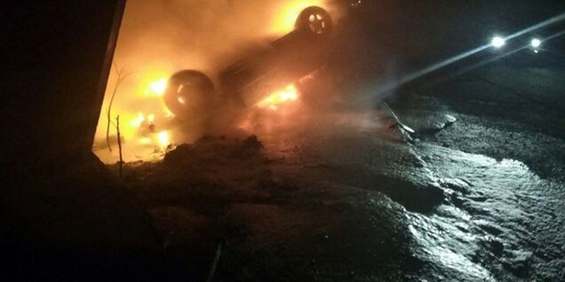 Под Днепром автомобиль внезапно загорелся на ходу. Фото