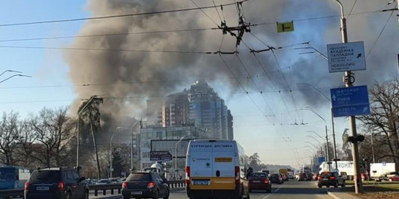 Столб черного дыма стоит над Киевом: горят склады швейной фабрики
