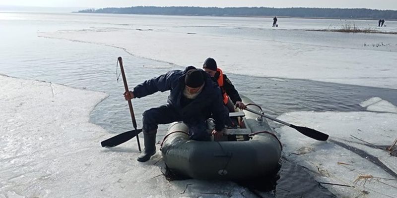 На реке Днепр спасли рыбаков с отколовшегося льда