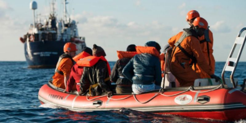 Из моря близ Ливии спасли более 300 мигрантов