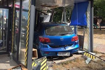 У Києві автівка розтрощила кав'ярню