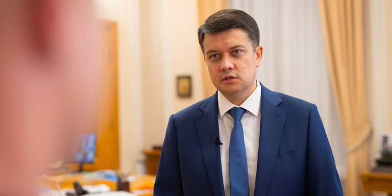 Разумков предупредил Зеленского о риске оказаться в той же ситуации, что и Порошенко в 2014-м