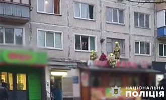 В Киеве мужчина бросался ножами в спасателей, пытавшихся помочь его выпавшей из окна жене