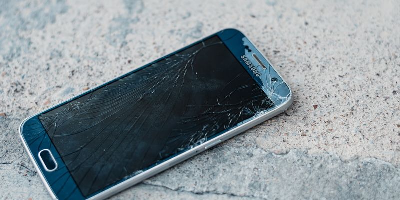 "Смартфоны могут взрываться в руках": в РФ дефицит запчастей для гаджетов Samsung и Huawei