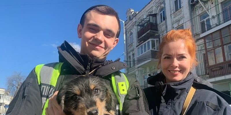 Била и поила водкой, чтобы не лаял. В Киеве полицейские спасли щенка от жестокой владелицы