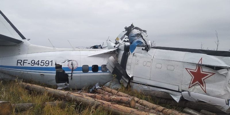 В России разбился самолет с десятками парашютистов: фото, видео и данные о жертвах