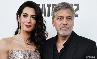Освоил парикмахерское мастерство: Клуни рассказал о жизни на карантине