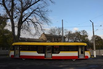 В Одессе мужчина попал под трамвай и лишился обеих ног
