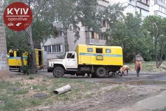 У Києві автомобіль водоканалу провалився в яму