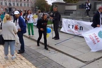 В центре Киева протестуют против карантина и вакцинации