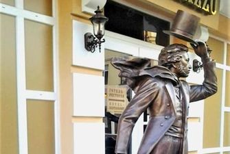 "Слава Украине!" В Полтаве унизили россиян памятником Пушкину и Гоголю