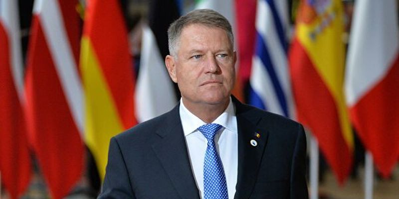 Президент Румынии отозвал государственные награды у 12 человек