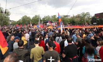 В Армении возобновились уличные протесты: митингующие пытались прорваться к парламенту
