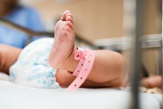 Заснула после кормления: в Италии младенец умер под тяжестью своей матери