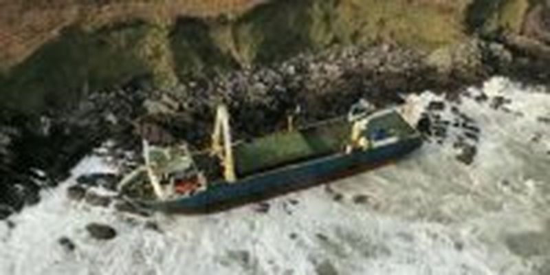 Корабль без экипажа выбросило штормом на камни у берегов Ирландии