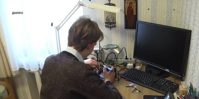 Питается от ходьбы: школьник из Днепра изобрел зарядное устройство