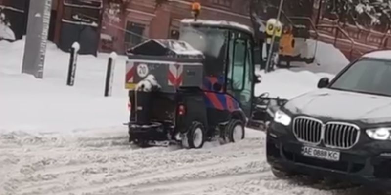 Днепр попал в снежный плен - в городе фактически остановился транспорт: фото и видео