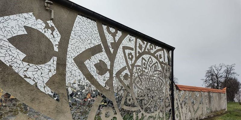 В знак дружбы трех народов: в Польше создали мандалу из тысячи зеркальных осколков