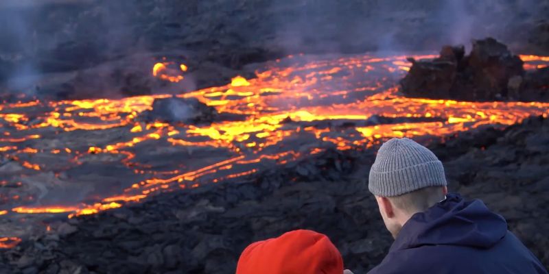 Видеооператор "пожертвовал" дроном, чтобы снять лаву вулкана: завораживающее видео