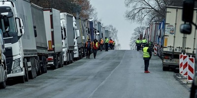 На границе Украины с Польшей огромные очереди из фур: когда решат проблему