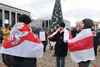 Протестующие в Минске предали в посольство РФ резолюцию о независимости Беларуси