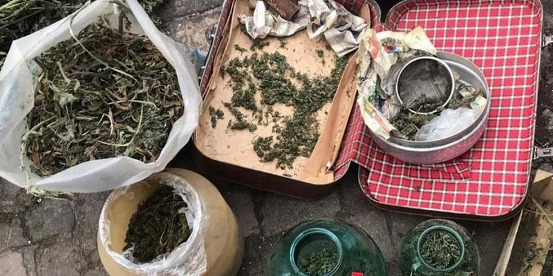 В гараже у жителя Днепра обнаружили десять килограммов марихуаны