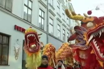По центру Львова разгуливали китайские драконы