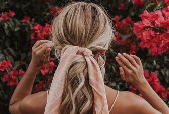 Ленточка в косе, восточные мотивы и небрежный шик: как носить модные платки летом 2019