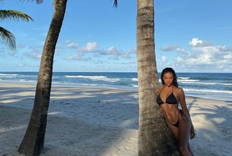 Идеальный пресс и бесконечные ноги: пляжные фото Тины Кунаки