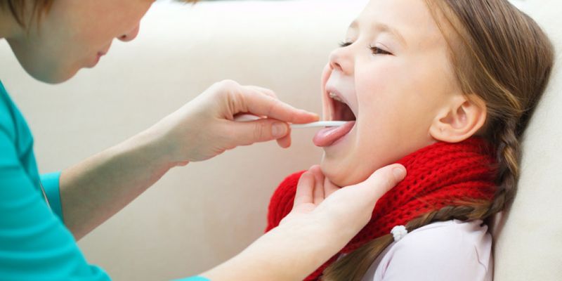Медик: потогонные отвары запрещено использовать для лечения гриппа у ребенка