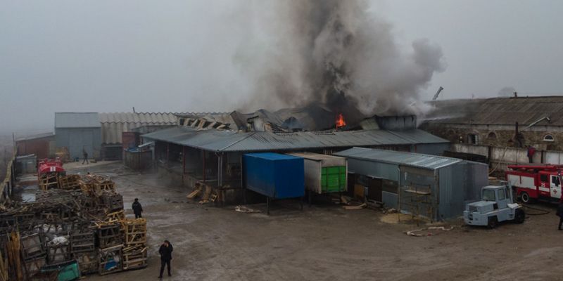 Крупный пожар под Днепром: горел склад автомобильных запчастей