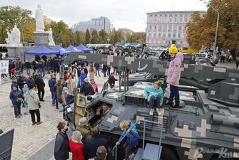 У центрі Києва проходить виставка озброєння та військової техніки