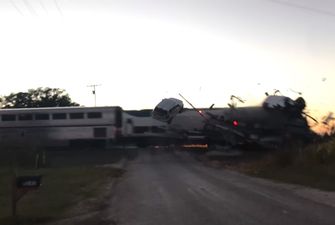 В США поезд протаранил автовоз: машины взлетели в воздух