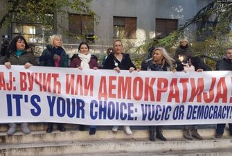 В Сербии протестующие заблокировали государственную телерадиокомпанию