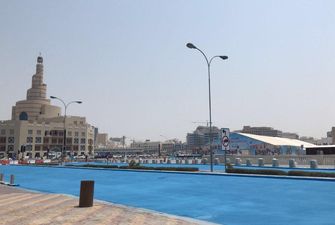 В столице Катара дорогу покрасили, чтобы снизить температуру асфальта