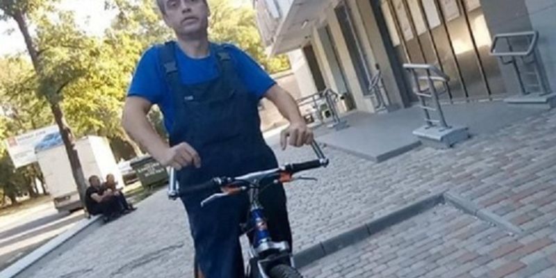 В Одессе велосипедист снес на ходу ребенка с инвалидностью и сбежал: фото с места ЧП